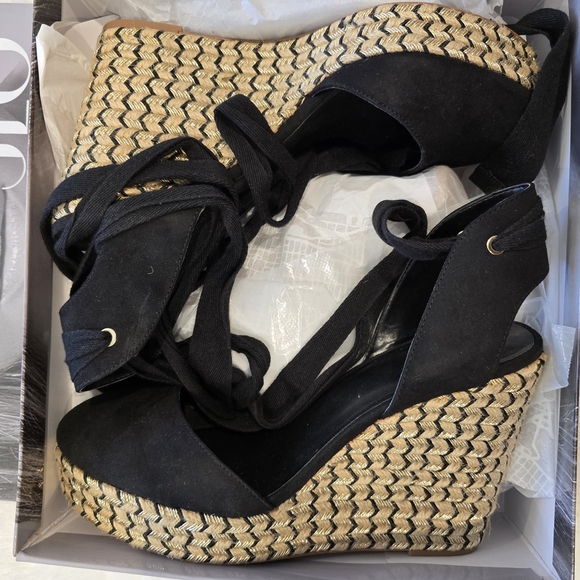 Jennifer Lopez Black and Gold Wedge Sandals - Picture 2 of 9